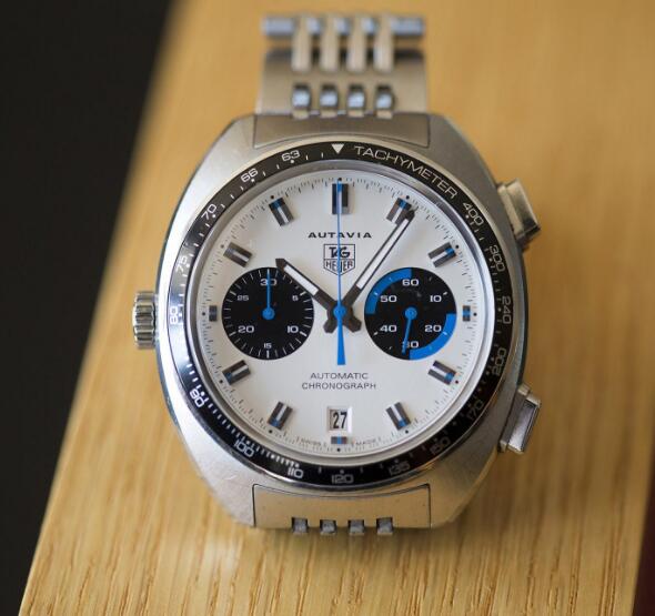 The blue hands are striking and fresh on the white dial, meanwhile, forming a optimum legibility.