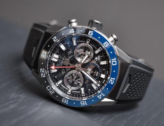 The timepiece presents the close relationship with the racing sport.