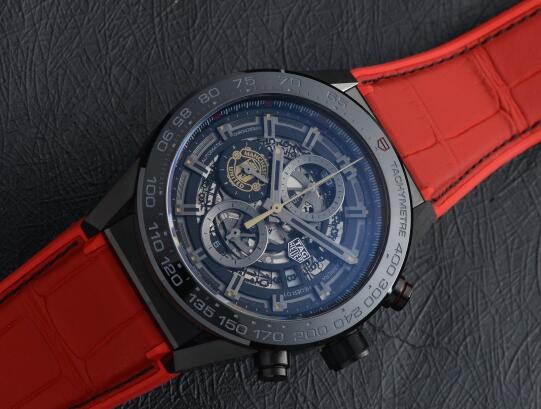 The red rubber strap makes the timepiece more eye-catching.